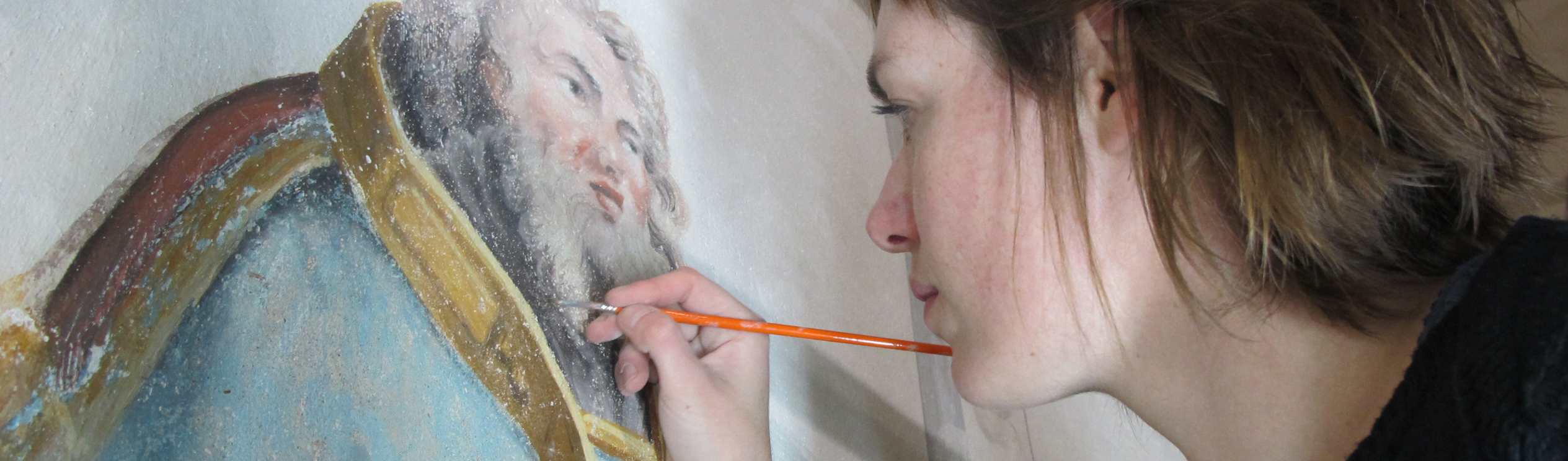 Elisabeth Coulon retouche une peinture murale représentant saint Augustin dans l'église de Belvès (Dordogne) - Photo E. Coulon 2011