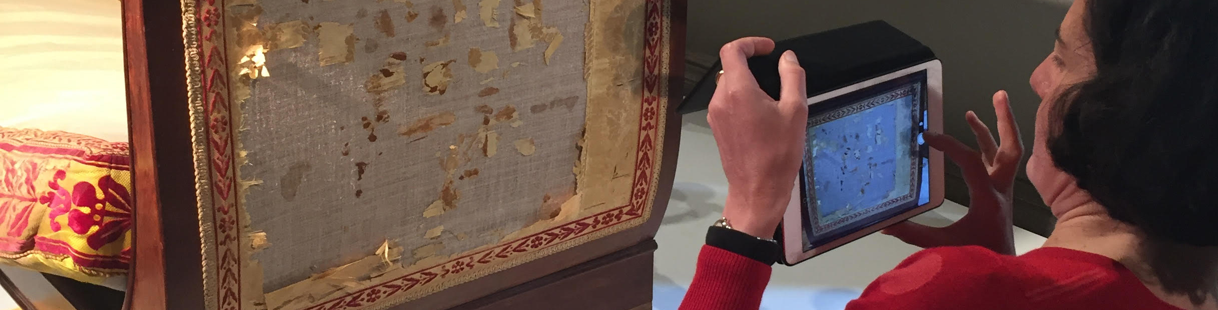 Agathe Strouk fait un relevé des altérations sur tablette numérique. Photo Aude Radosevic.