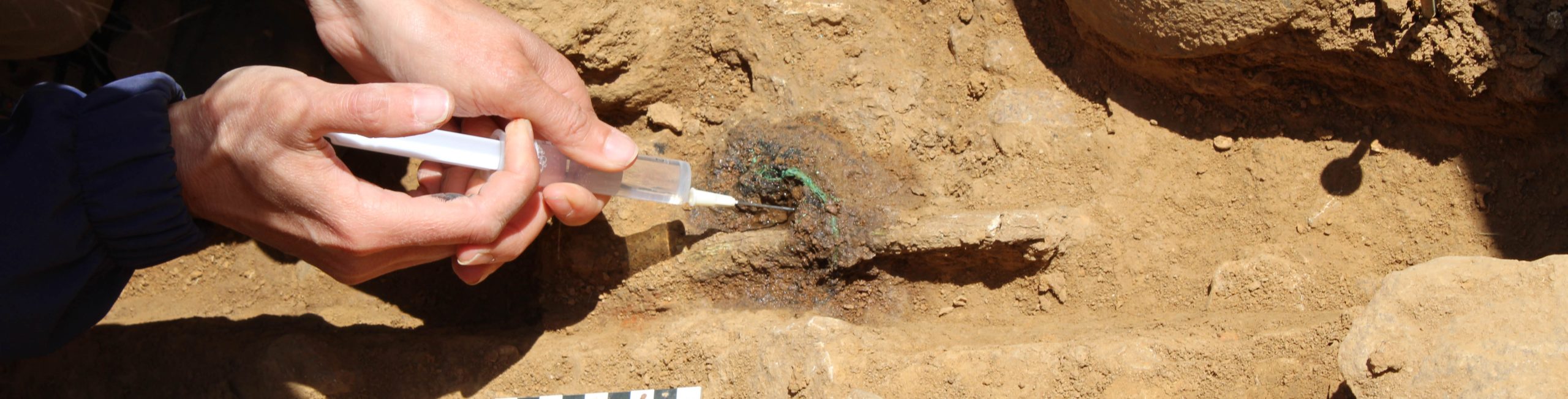 Sur le terrain, consolidation d'un bracelet cuivreux. Photo : Marjorie Maqueda.