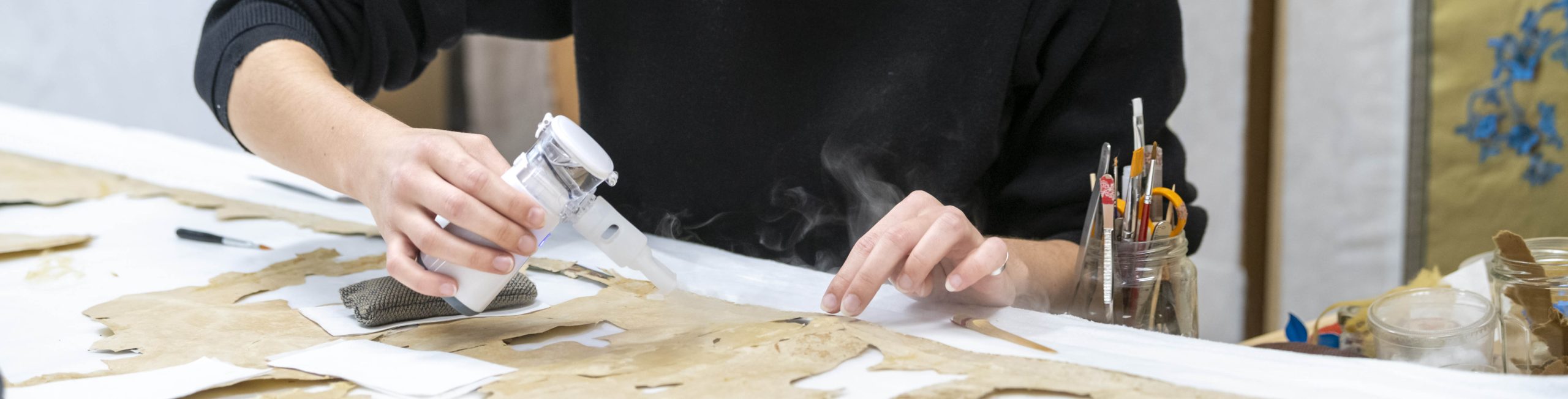 Atelier de conservation-restauration, Anaïs Diez. Photo Anne-Charlotte Compan / Hans Lucas
