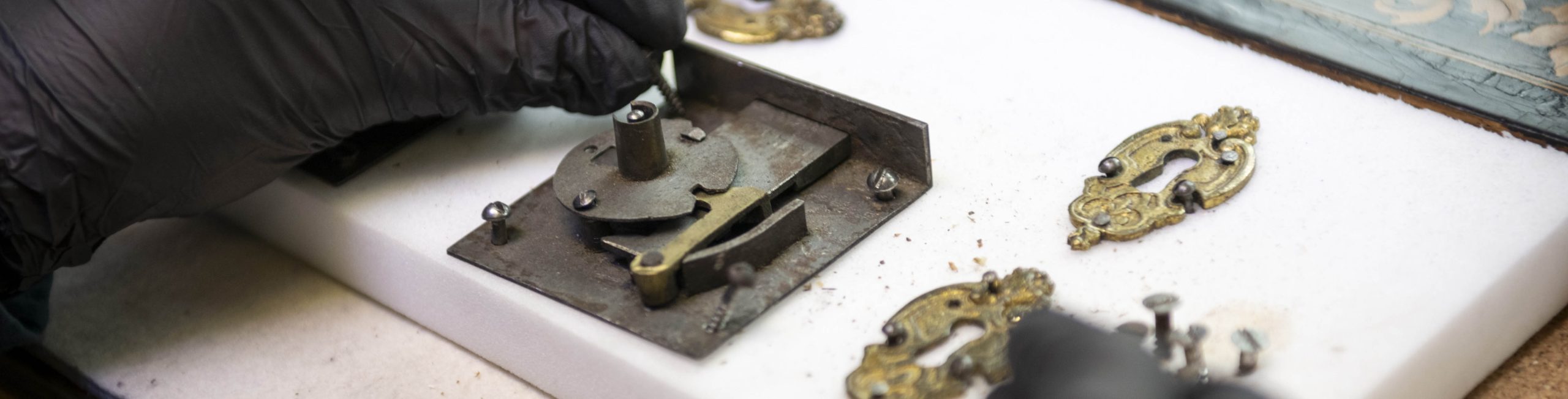 Atelier de conservation-restauration. Photo Anne-Charlotte Compan / Hans Lucas