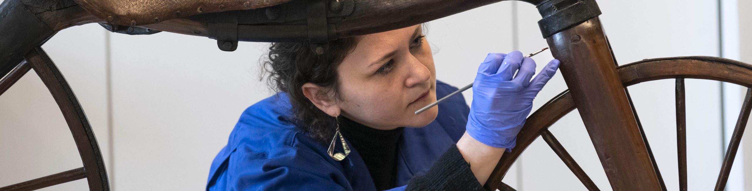 Atelier de conservation-restauration, Lisa-Clémentine Guillou. Photo Anne-Charlotte Compan / Hans Lucas