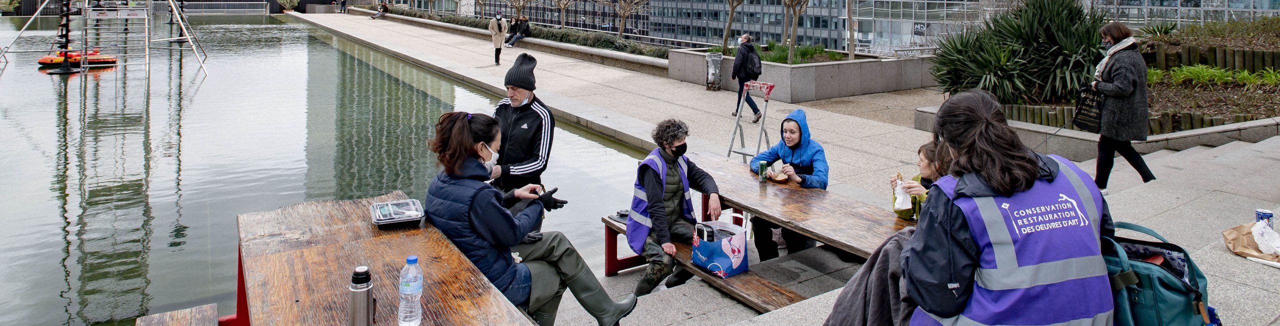 Entretien des oeuvres du bassin Takis par des conservateurs-restaurateurs sur l'esplanade de la Défense. Photo Cyril Entzmann / Divergence