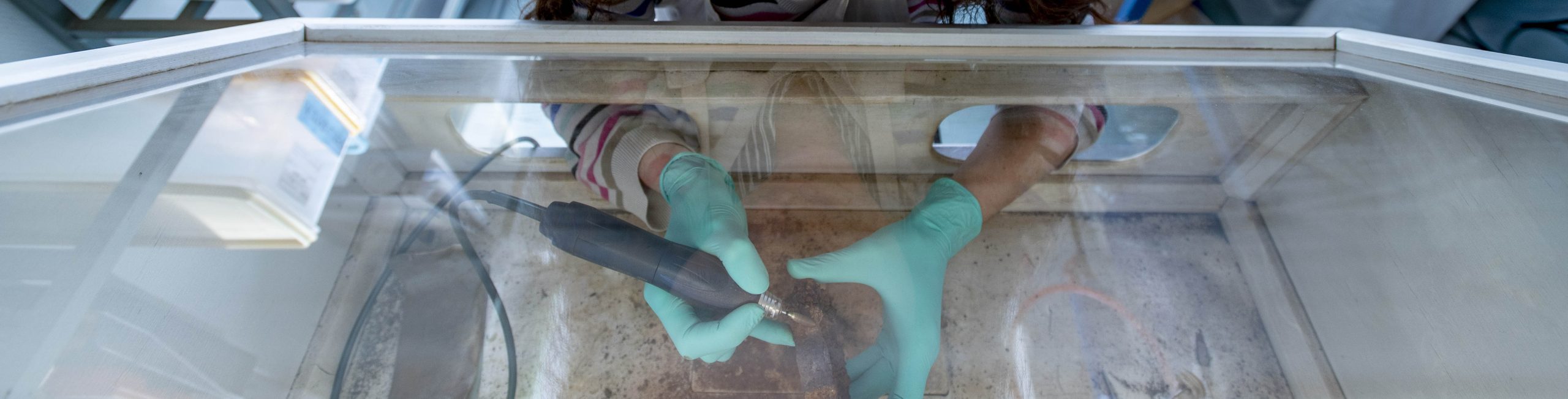 Chantier de restauration des statues du coeur de la cathédrale de Chartes. Photo Cyril Entzmann / Divergence