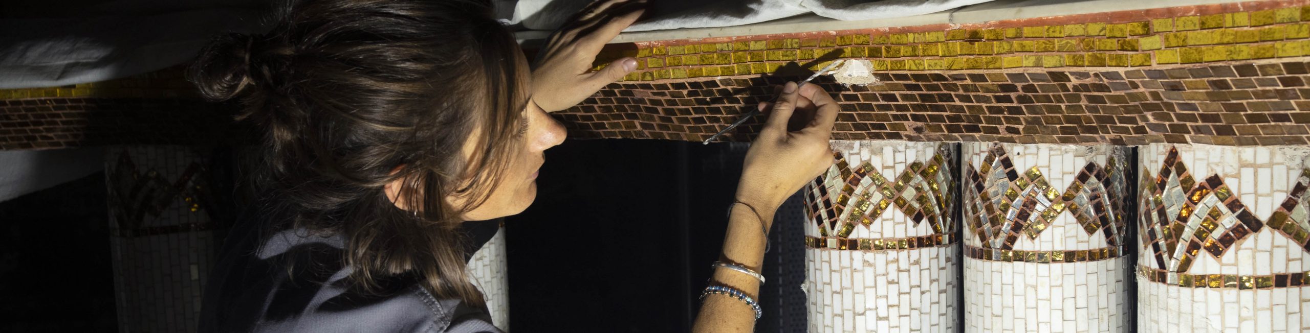 Conservation-restauration de mosaïque à l'église Sainte-Anne. Photo Marie-Pierre Dieterle.